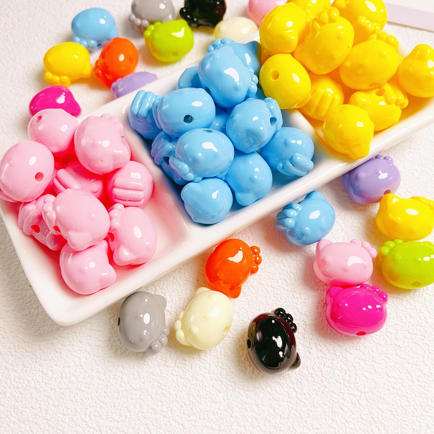 30 Pieces Acrylic Hello Kitty Beads